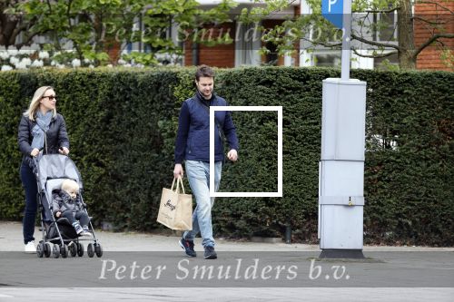 Amsterdam 25 april 2020
Eva Jinek en haar vriend Dexter v d Voorn aan het wandelen met hun zoontje