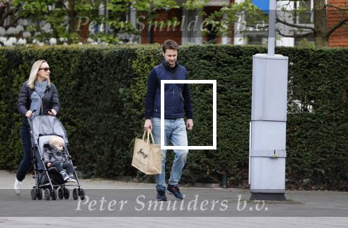 Amsterdam 25 april 2020
Eva Jinek en haar vriend Dexter v d Voorn aan het wandelen met hun zoontje
