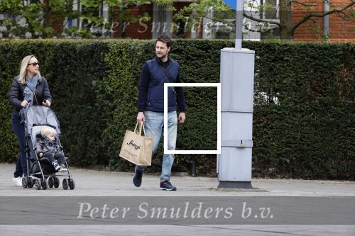 Amsterdam 25 april 2020
Eva Jinek en haar vriend Dexter v d Voorn aan het wandelen met hun zoontje