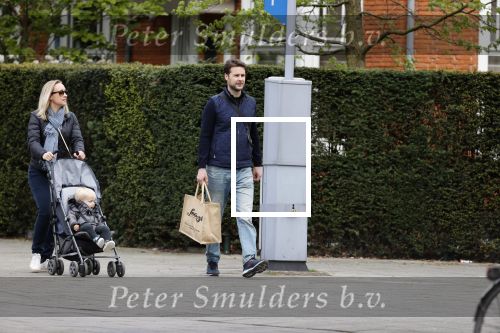 Amsterdam 25 april 2020
Eva Jinek en haar vriend Dexter v d Voorn aan het wandelen met hun zoontje