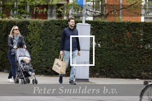 Amsterdam 25 april 2020
Eva Jinek en haar vriend Dexter v d Voorn aan het wandelen met hun zoontje