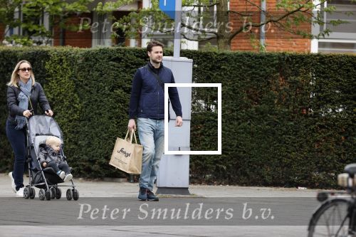 Amsterdam 25 april 2020
Eva Jinek en haar vriend Dexter v d Voorn aan het wandelen met hun zoontje