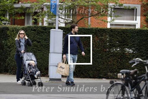 Amsterdam 25 april 2020
Eva Jinek en haar vriend Dexter v d Voorn aan het wandelen met hun zoontje