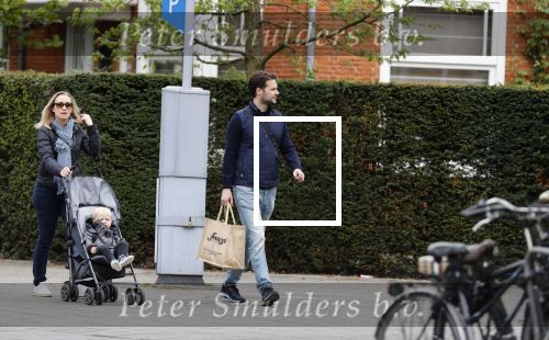 Amsterdam 25 april 2020
Eva Jinek en haar vriend Dexter v d Voorn aan het wandelen met hun zoontje