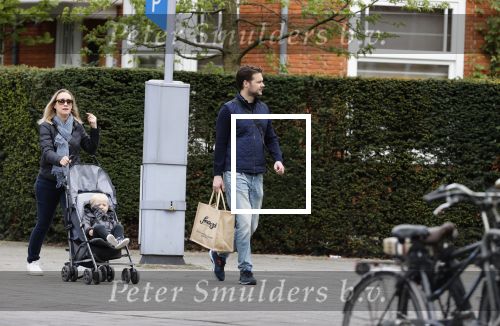 Amsterdam 25 april 2020
Eva Jinek en haar vriend Dexter v d Voorn aan het wandelen met hun zoontje