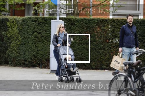 Amsterdam 25 april 2020
Eva Jinek en haar vriend Dexter v d Voorn aan het wandelen met hun zoontje