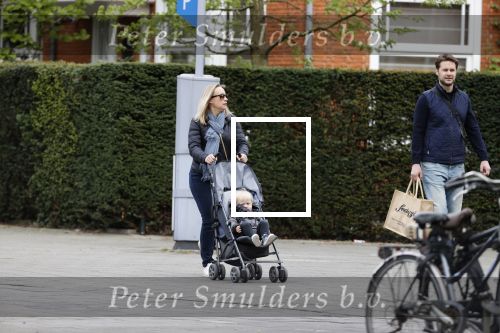 Amsterdam 25 april 2020
Eva Jinek en haar vriend Dexter v d Voorn aan het wandelen met hun zoontje