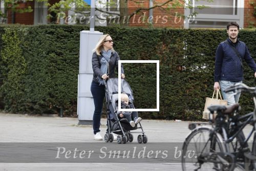Amsterdam 25 april 2020
Eva Jinek en haar vriend Dexter v d Voorn aan het wandelen met hun zoontje