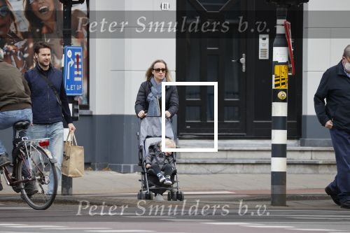 Amsterdam 25 april 2020
Eva Jinek en haar vriend Dexter v d Voorn aan het wandelen met hun zoontje