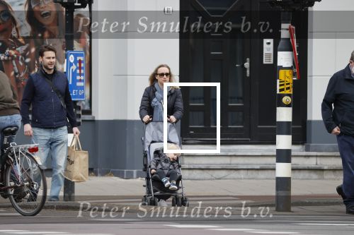 Amsterdam 25 april 2020
Eva Jinek en haar vriend Dexter v d Voorn aan het wandelen met hun zoontje