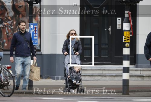 Amsterdam 25 april 2020
Eva Jinek en haar vriend Dexter v d Voorn aan het wandelen met hun zoontje