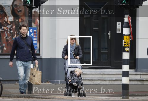 Amsterdam 25 april 2020
Eva Jinek en haar vriend Dexter v d Voorn aan het wandelen met hun zoontje