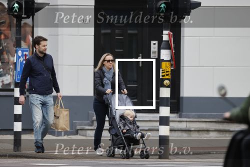 Amsterdam 25 april 2020
Eva Jinek en haar vriend Dexter v d Voorn aan het wandelen met hun zoontje