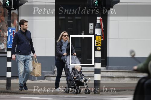 Amsterdam 25 april 2020
Eva Jinek en haar vriend Dexter v d Voorn aan het wandelen met hun zoontje