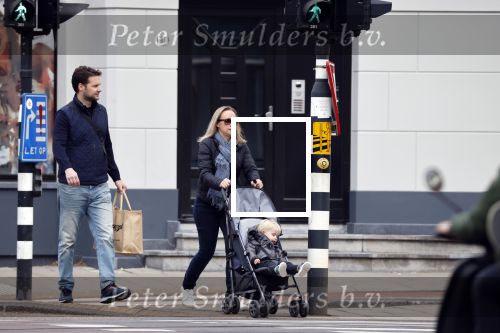Amsterdam 25 april 2020
Eva Jinek en haar vriend Dexter v d Voorn aan het wandelen met hun zoontje