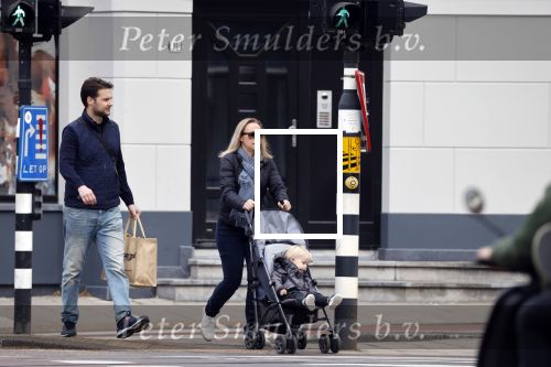 Amsterdam 25 april 2020
Eva Jinek en haar vriend Dexter v d Voorn aan het wandelen met hun zoontje