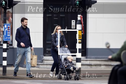 Amsterdam 25 april 2020
Eva Jinek en haar vriend Dexter v d Voorn aan het wandelen met hun zoontje