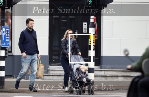 Amsterdam 25 april 2020
Eva Jinek en haar vriend Dexter v d Voorn aan het wandelen met hun zoontje