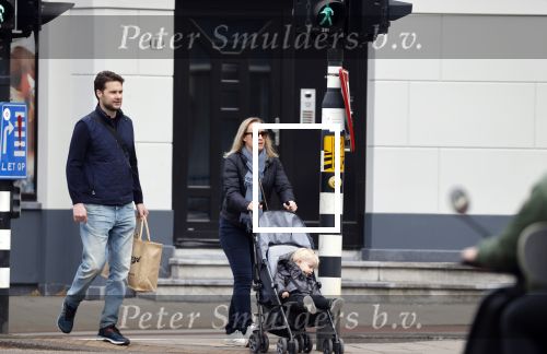 Amsterdam 25 april 2020
Eva Jinek en haar vriend Dexter v d Voorn aan het wandelen met hun zoontje