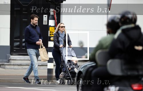 Amsterdam 25 april 2020
Eva Jinek en haar vriend Dexter v d Voorn aan het wandelen met hun zoontje