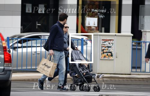 Amsterdam 25 april 2020
Eva Jinek en haar vriend Dexter v d Voorn aan het wandelen met hun zoontje