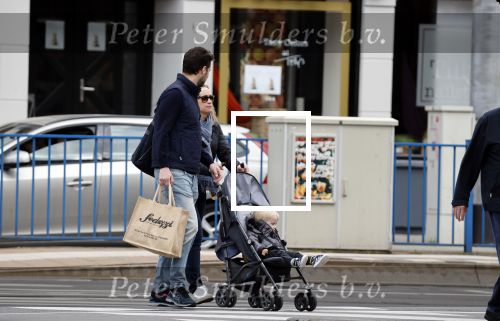 Amsterdam 25 april 2020
Eva Jinek en haar vriend Dexter v d Voorn aan het wandelen met hun zoontje