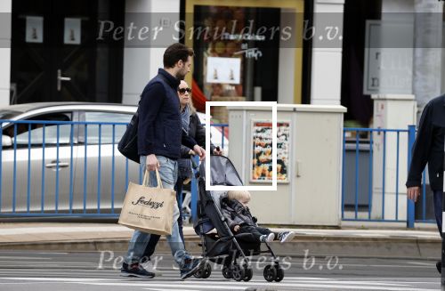 Amsterdam 25 april 2020
Eva Jinek en haar vriend Dexter v d Voorn aan het wandelen met hun zoontje