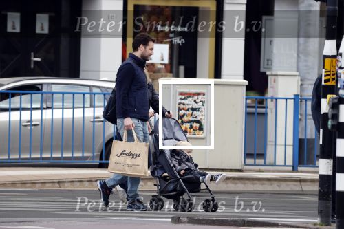 Amsterdam 25 april 2020
Eva Jinek en haar vriend Dexter v d Voorn aan het wandelen met hun zoontje