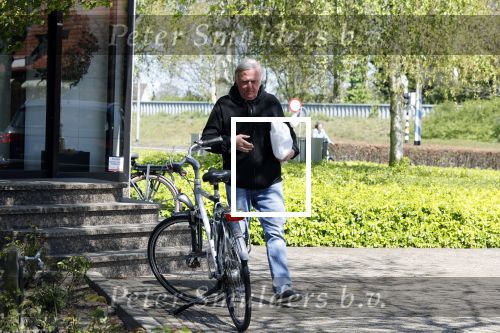 Lisse 20 april 2020
Harry Mens op de fiets bij zijn makelaarskantoor in Lisse.