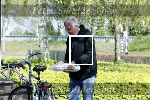 Lisse 20 april 2020
Harry Mens op de fiets bij zijn makelaarskantoor in Lisse.