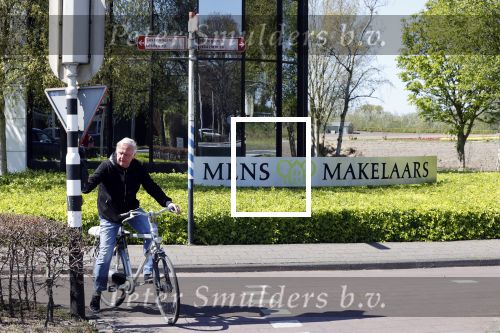 Lisse 20 april 2020
Harry Mens op de fiets bij zijn makelaarskantoor in Lisse.