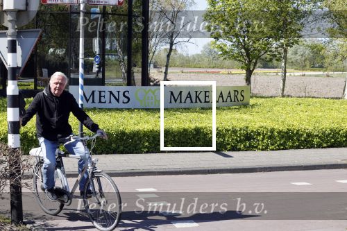 Lisse 20 april 2020
Harry Mens op de fiets bij zijn makelaarskantoor in Lisse.
