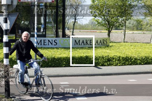 Lisse 20 april 2020
Harry Mens op de fiets bij zijn makelaarskantoor in Lisse.