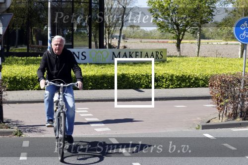 Lisse 20 april 2020
Harry Mens op de fiets bij zijn makelaarskantoor in Lisse.