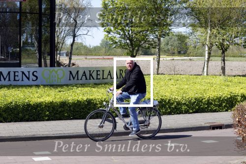 Lisse 20 april 2020
Harry Mens op de fiets bij zijn makelaarskantoor in Lisse.