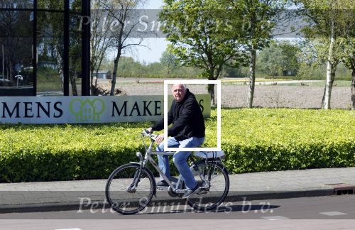 Lisse 20 april 2020
Harry Mens op de fiets bij zijn makelaarskantoor in Lisse.