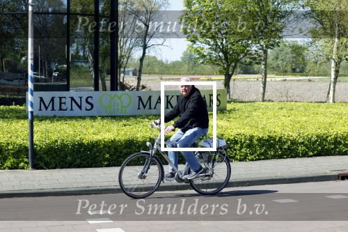 Lisse 20 april 2020
Harry Mens op de fiets bij zijn makelaarskantoor in Lisse.