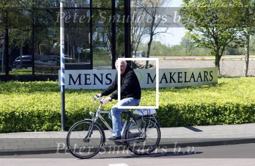 Lisse 20 april 2020
Harry Mens op de fiets bij zijn makelaarskantoor in Lisse.