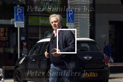 Amstelveen 15 april 2020
 Jan Dirk Paarlberg doet boodschappen op het gelderlandplein.