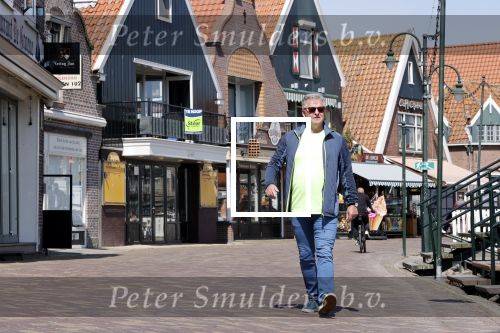 Volendam 23 april 2020
Jan Keizer wandelend op een lege dijk in Volendam ivm de coronacrisis.