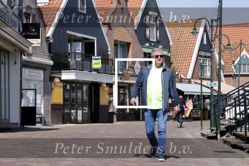 Volendam 23 april 2020
Jan Keizer wandelend op een lege dijk in Volendam ivm de coronacrisis.