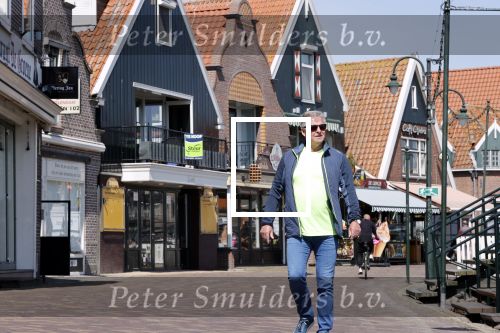 Volendam 23 april 2020
Jan Keizer wandelend op een lege dijk in Volendam ivm de coronacrisis.