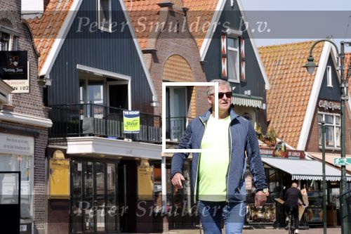 Volendam 23 april 2020
Jan Keizer wandelend op een lege dijk in Volendam ivm de coronacrisis.