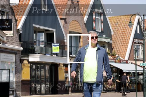 Volendam 23 april 2020
Jan Keizer wandelend op een lege dijk in Volendam ivm de coronacrisis.
