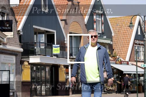 Volendam 23 april 2020
Jan Keizer wandelend op een lege dijk in Volendam ivm de coronacrisis.