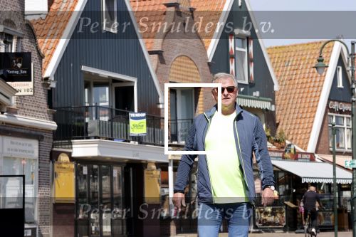 Volendam 23 april 2020
Jan Keizer wandelend op een lege dijk in Volendam ivm de coronacrisis.