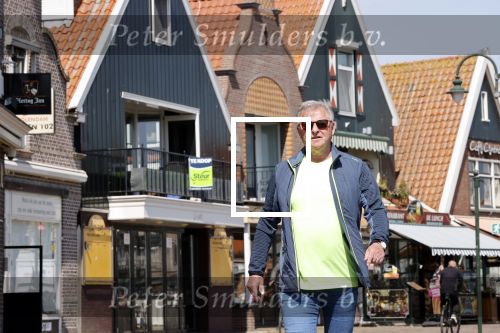 Volendam 23 april 2020
Jan Keizer wandelend op een lege dijk in Volendam ivm de coronacrisis.