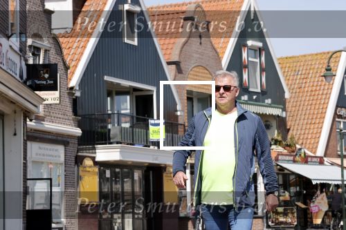 Volendam 23 april 2020
Jan Keizer wandelend op een lege dijk in Volendam ivm de coronacrisis.