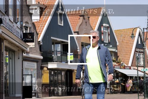 Volendam 23 april 2020
Jan Keizer wandelend op een lege dijk in Volendam ivm de coronacrisis.
