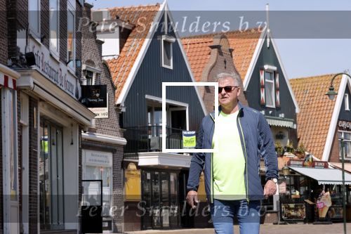 Volendam 23 april 2020
Jan Keizer wandelend op een lege dijk in Volendam ivm de coronacrisis.